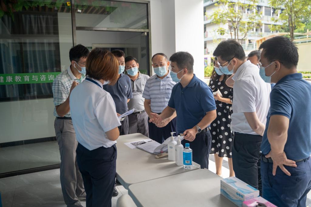 仔细询问台账情况徐仕敏一行重点检查了校门口,核酸检