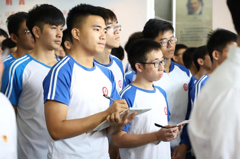 学生认真上课