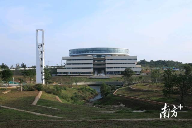 广东工业大学揭阳校区图书馆。 广东工业大学揭阳校区图书馆。