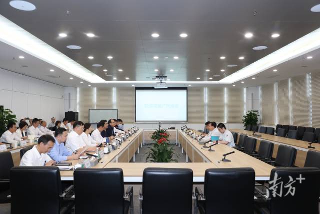 广东工业大学学习贯彻习近平新时代中国特色社会主义思想主题教育读书班全体成员走进广汽埃安,开展体验式学习。