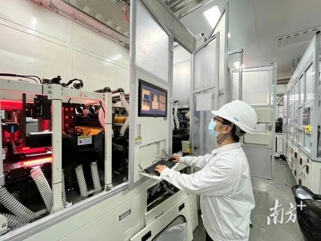 广东工业大学校企联合培养班学生在企业学习。 广东工业大学校企联合培养班学生在企业学习。