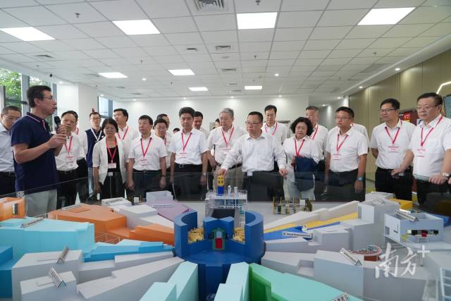 念书班学员来到散裂中子源调研窥伺。
