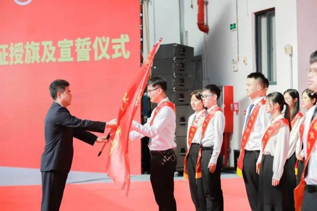 广工党委书记胡钦太为毕业生代表授旗。 广工党委书记胡钦太为毕业生代表授旗。