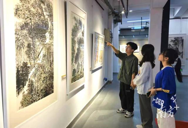 学生观展。 学生观展。