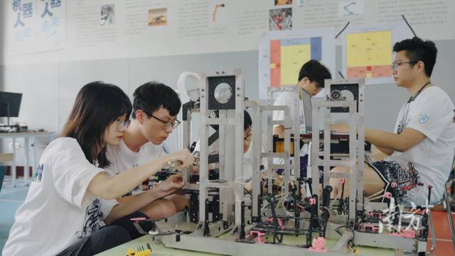 粤港机器人联合学院学生正在装配参赛的R2机器人。 粤港机器人联合学院学生正在装配参赛的R2机器人。