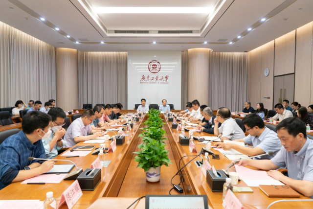 广东工业大学开展理论学习。 广东工业大学开展理论学习。