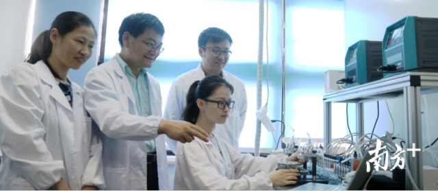 安太成教授在指导学生科研(左二)。 安太成教授在指导学生科研(左二)。
