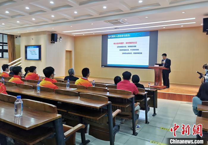 广东工业大学教授刘强与技能冠军们交流。 程景伟 摄