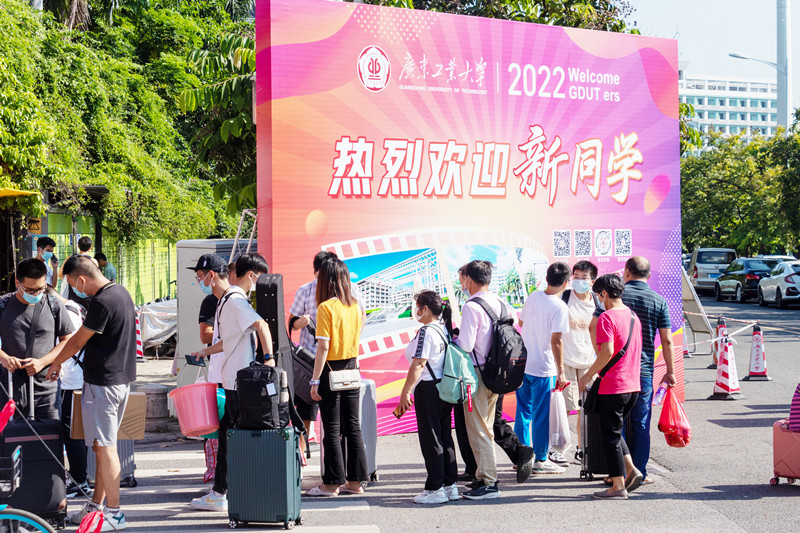 2022级新生报到，7对双胞胎兄弟开学同上广工！
