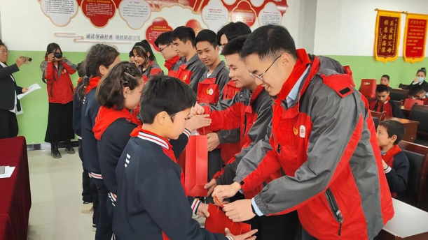 实践团为阳光学校同学们赠送心愿礼物。 实践团为阳光学校同学们赠送心愿礼物。