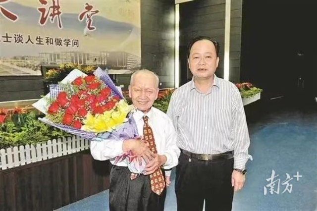 中国工程院院士邱冠周(右)应邀回母校作报告时,特别感谢他的英语启蒙老师黎鑫(左)。 中国工程院院士邱冠周(右)应邀回母校作报告时,特别感谢他的英语启蒙老师黎鑫(左)。