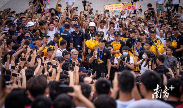 6月19日,广东工业大学的许多学生自发来到了学校门口迎接全国总冠军。 6月19日,广东工业大学的许多学生自发来到了学校门口迎接全国总冠军。