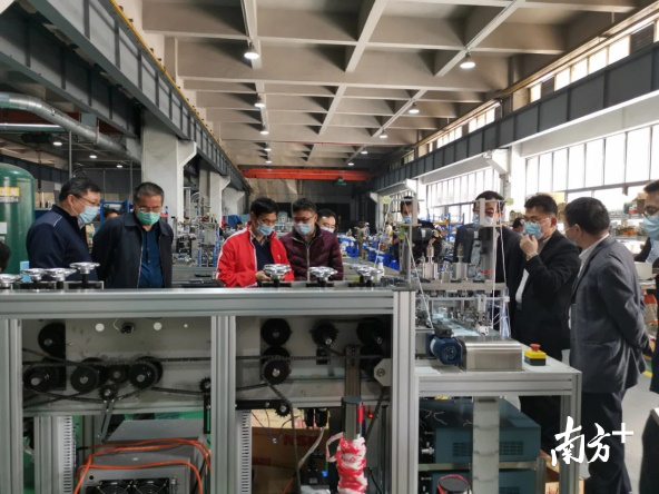 中南机械、佛威精密“全自动口罩机”新产品鉴定。