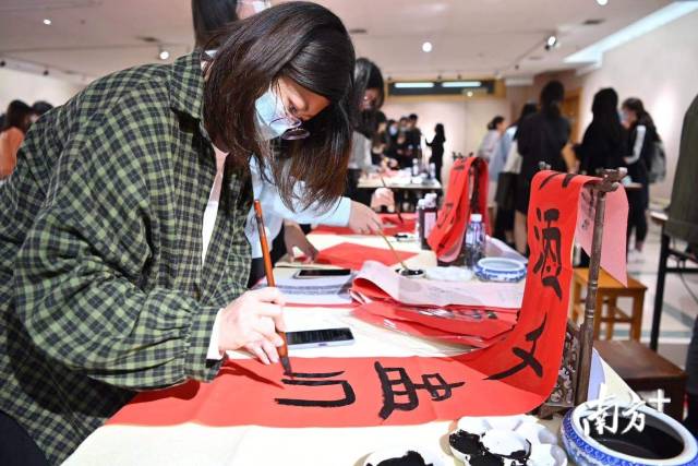 暨南大学为寒假留校学生开设书画鉴赏课程。李细华 摄 暨南大学为寒假留校学生开设书画鉴赏课程。李细华 摄