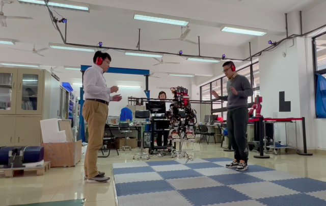 广工“智能检测与控制研究团队”成员展示飞行双足机器人悬停飞行。
