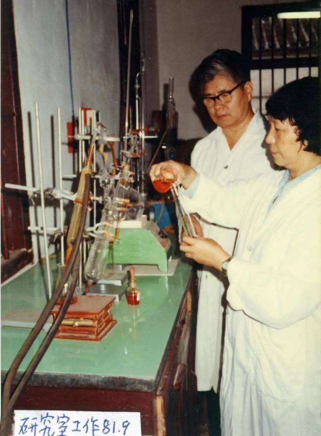 1981年,广东工业大学教师在实验室做实验。 1981年,广东工业大学教师在实验室做实验。