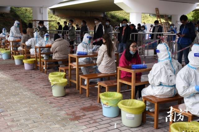 广东工业大学师生进行核酸检测。