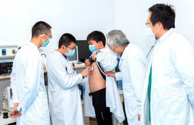 广工教授谢胜利带领学生加班加点,研制出的“智能数字听诊器”大量运用于抗疫一线。 广工教授谢胜利带领学生加班加点,研制出的“智能数字听诊器”大量运用于抗疫一线。