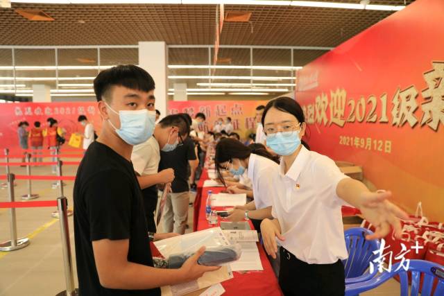 广东工业大学揭阳校区新生报到。