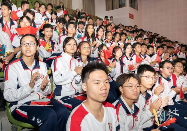 广东工业大学学生。 广东工业大学学生。