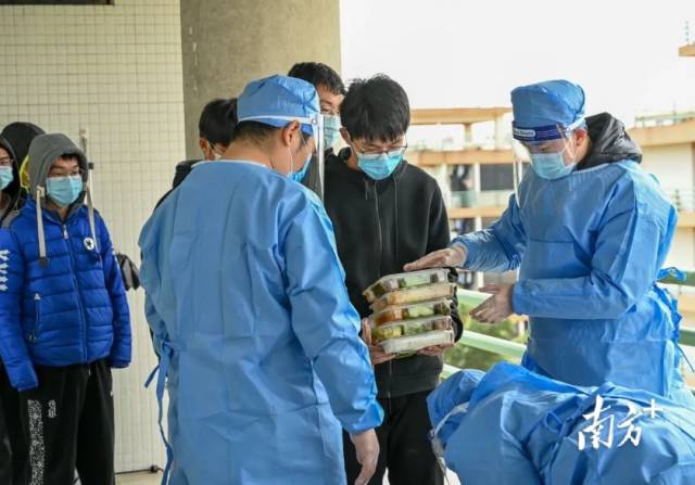 广东工业大学为被隔离学生送上一日三餐、姜汤、爱心水果等。