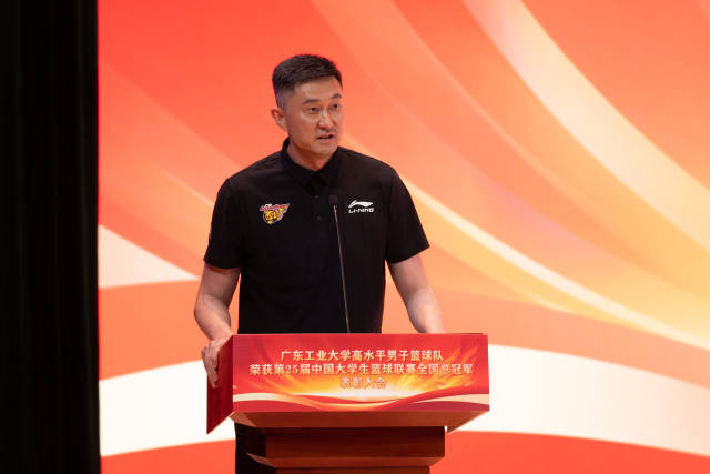 广东省篮排中心书记、CBA广东队主教练、广东省青联副主席、广工校友杜锋 广东省篮排中心书记、CBA广东队主教练、广东省青联副主席、广工校友杜锋