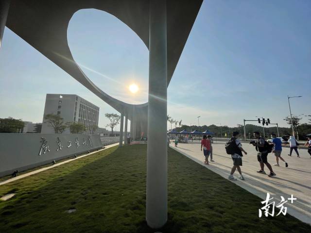 广东工业大学揭阳校区校门。 广东工业大学揭阳校区校门。