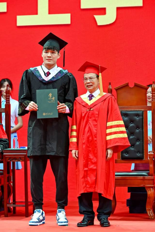 广工高水平男子篮球队队员陈国豪毕业。 广工高水平男子篮球队队员陈国豪毕业。