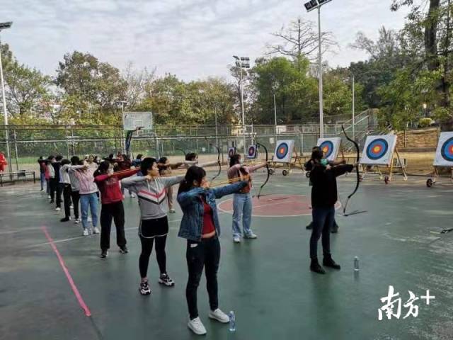 暨南大学寒假留校学生射艺课。受访者供图