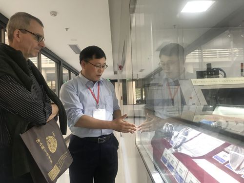 广东工业大学王成勇教授带领与会专家参观实验室.jpg 广东工业大学王成勇教授带领与会专家参观实验室.jpg