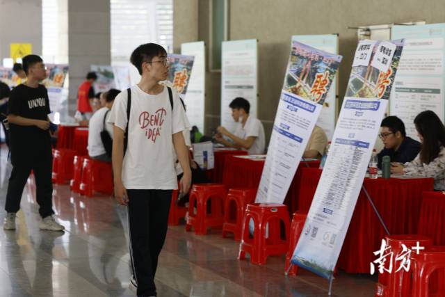 广东省2023届普通高校毕业生系列供需见面活动南方先进制造业专场在广工举办。 南方+ 马立敏 拍摄 广东省2023届普通高校毕业生系列供需见面活动南方先进制造业专场在广工举办。 南方+ 马立敏 拍摄