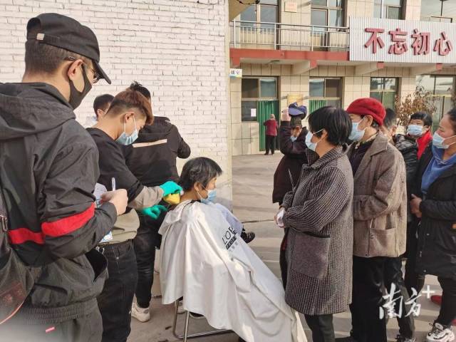 广东工业大学环境健康与污染控制研究院团队开展野外采样。受访者供图 广东工业大学环境健康与污染控制研究院团队开展野外采样。受访者供图