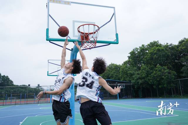 篮球也是他们共同的爱好,每周都会打上一两次。学校供图 篮球也是他们共同的爱好,每周都会打上一两次。学校供图