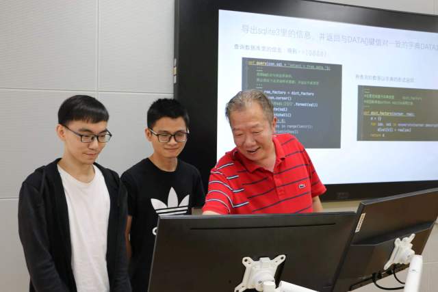 广东工业大学集成电路学院院长熊晓明(右一)在指导学生。受访者供图 广东工业大学集成电路学院院长熊晓明(右一)在指导学生。受访者供图