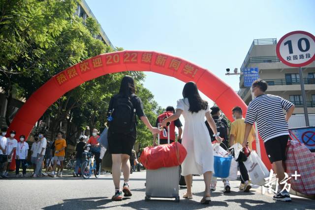 报到现场。 报到现场。