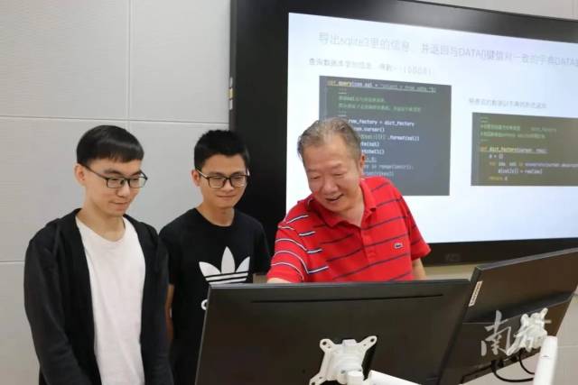 广东工业大学集成电路学院院长熊晓明(右一)在指导学生。 广东工业大学集成电路学院院长熊晓明(右一)在指导学生。