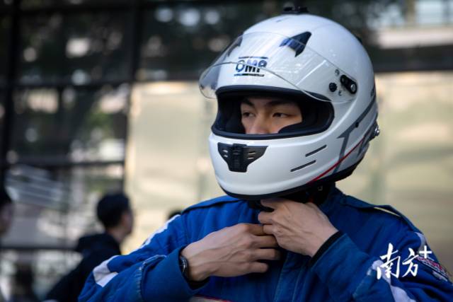 车手组组长罗胤龙正在穿戴赛车服。 车手组组长罗胤龙正在穿戴赛车服。