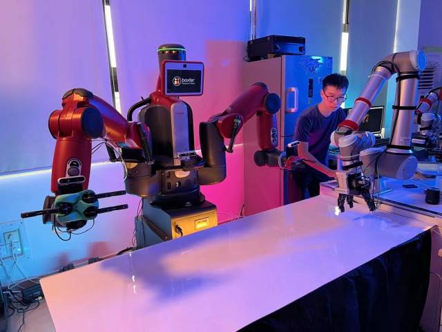 广东工业大学粤港机器人学院学生。 广东工业大学粤港机器人学院学生。
