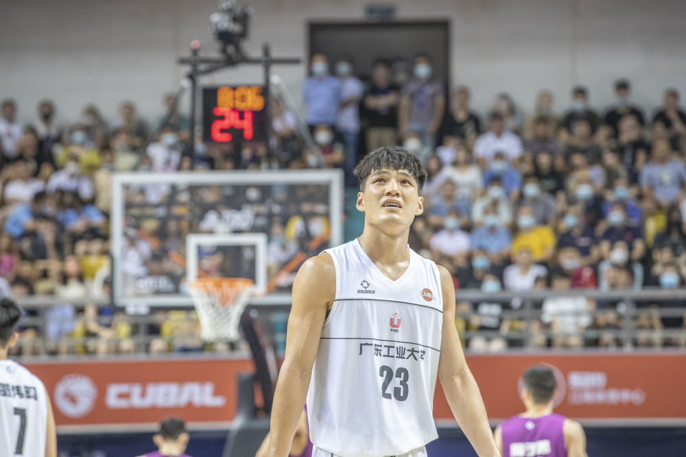 2022年7月31日,广东工业大学队球员陈国豪在比赛中被吹个人第五次犯规时看向大屏幕。当日,在重庆市举行的第24届中国大学生篮球联赛(CUBA)男子一级联赛全国总决赛中,清华大学队以89比86战胜广东工业大学队,夺得总决赛冠军,蝉联三连冠。新华社记者黄伟摄