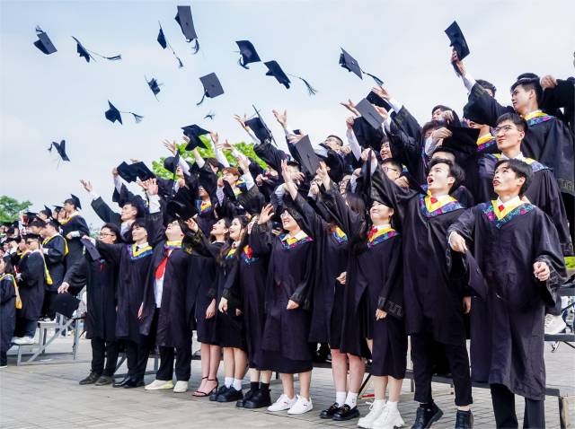 广东工业大学毕业生。 广东工业大学毕业生。
