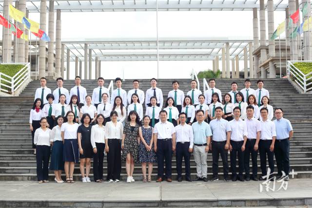 广东工业大学环境健康与污染控制研究院团队合影。受访者供图 广东工业大学环境健康与污染控制研究院团队合影。受访者供图