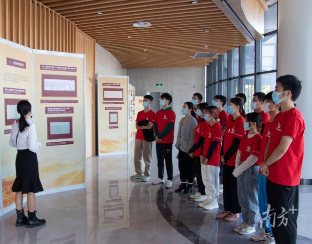 广东工业大学与省档案馆合作,在学校举办“百年恰是风华正茂”主题档案文献展,上了一堂生动的思政课。 广东工业大学与省档案馆合作,在学校举办“百年恰是风华正茂”主题档案文献展,上了一堂生动的思政课。