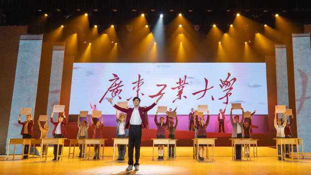 广东工业大学师生自编自导自演大型情景史诗剧《青春印丰碑》。 广东工业大学师生自编自导自演大型情景史诗剧《青春印丰碑》。