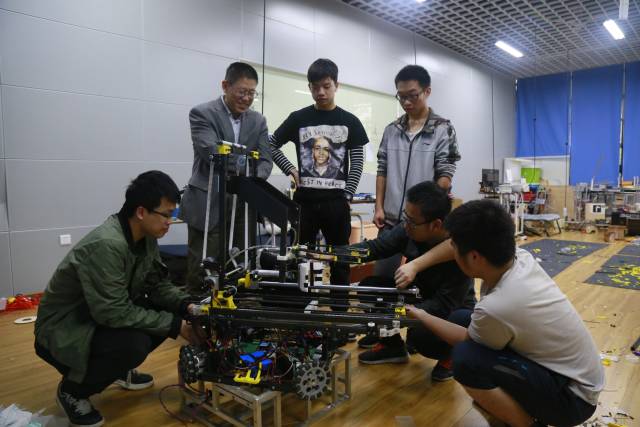 广工粤港机器人联合学院师生共同探讨项目课程方案。