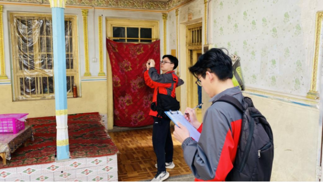 实践团成员在伽师县阔什柯瑞村对民居进行调研。 实践团成员在伽师县阔什柯瑞村对民居进行调研。