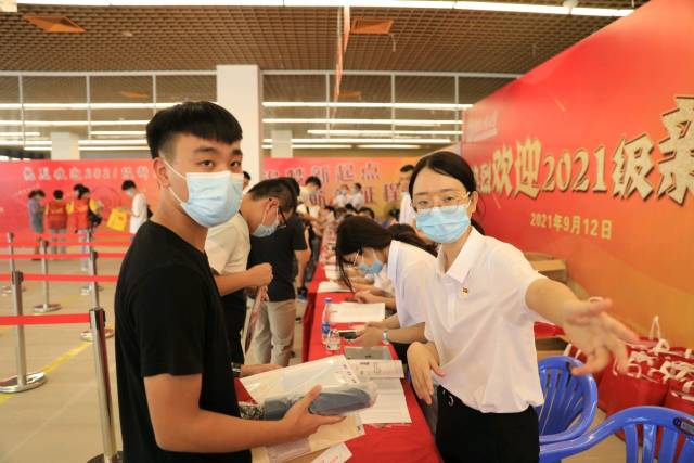 2021年9月12日,广东工业大学揭阳校区新生到校报到。南方日报记者 吴明 摄 2021年9月12日,广东工业大学揭阳校区新生到校报到。南方日报记者 吴明 摄