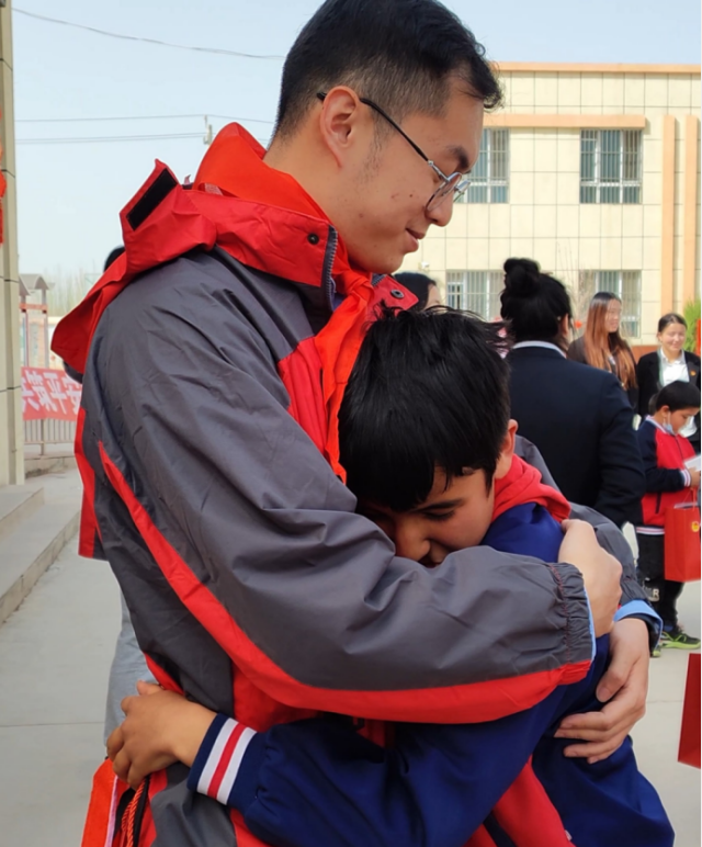 孩子们与实践团依依不舍地告别。 孩子们与实践团依依不舍地告别。