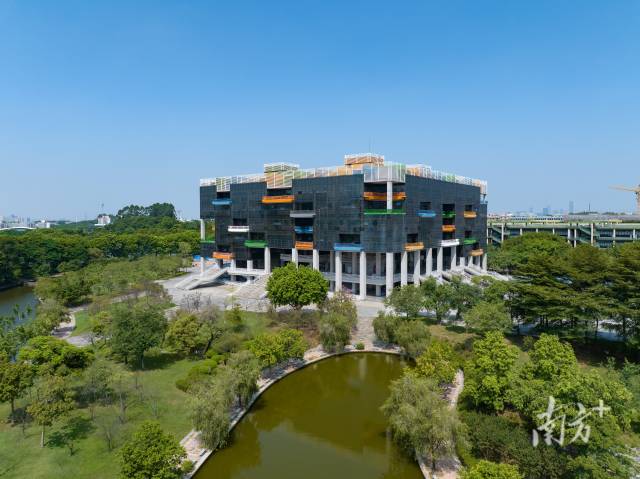 广工大学城校区图书馆。 广工大学城校区图书馆。
