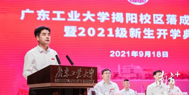校党委书记胡钦太在开学典礼上讲话。