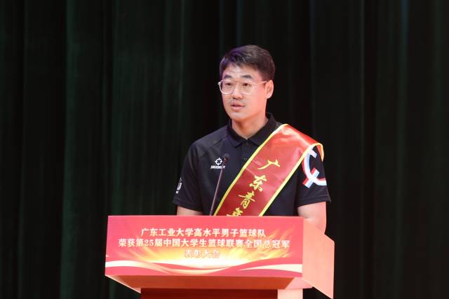 广工男篮教练员于广龙 广工男篮教练员于广龙